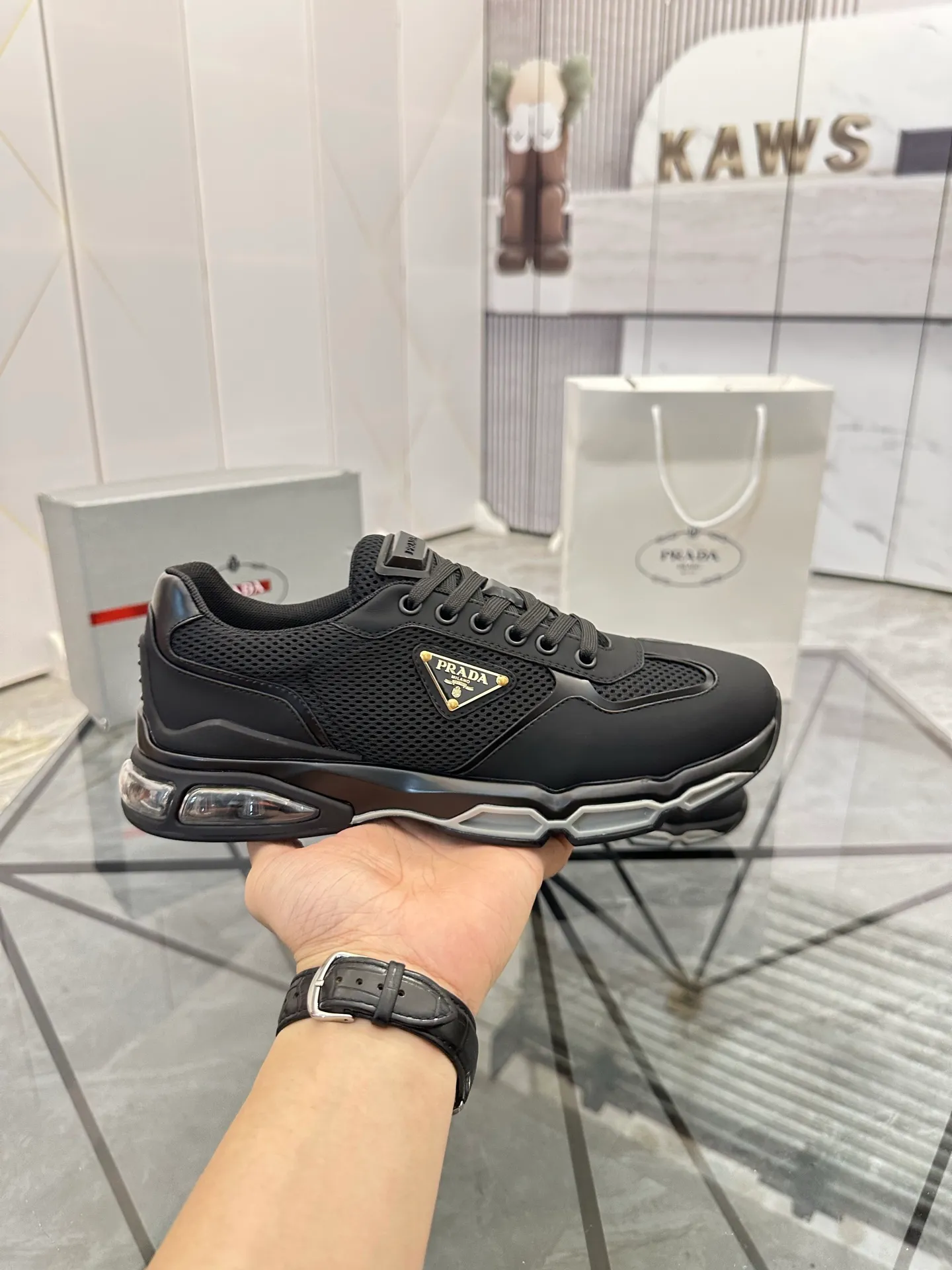 Men's shoes for sale 💰: 💰P660¥ High-end top quality Product trademark: Prada *"Prada*" low-top casual shoes Regular size: 38-45 (can be customized to 46) Product materials: Upper imported first-layer cowhide spliced ​​with original fabric, breathable lining, cowhide foot pads, original air cushion outsole. No.: 001